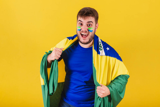 Caucasian man, soccer fan from Brazil, happy, smiling, extremely cheerful. - Foto, imagen
