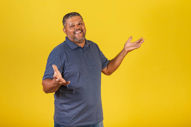 Brazilian black man, adult smiling looking at camera. Open arms. Welcome - Фото, изображение