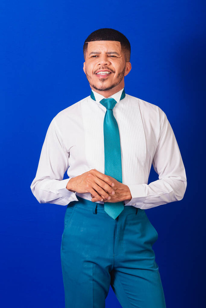 Uomo nero brasiliano, vestito con abiti da lavoro e cravatta blu. Uomo d'affari. sorridente - Foto, immagini