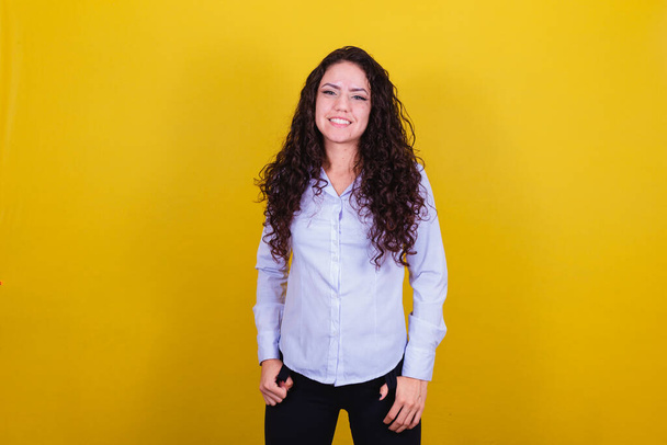 Smiling entrepreneur woman looking at camera with hands on hips. - Fotoğraf, Görsel