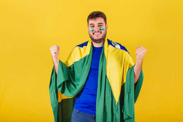 Кавказький чоловік, фанат футболу з Бразилії, вібруючий, дуже щасливий і щасливий. довірливість. - Фото, зображення