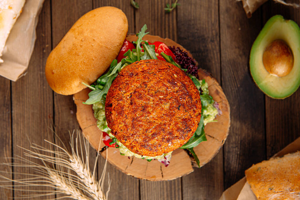 Vegan falafel burger with vegetables on the wooden board - Foto, afbeelding