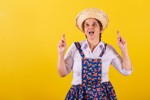 Mature woman dressed in typical Festa Junina clothes. Fingers crossed, sign of luck. wishing. - Fotoğraf, Görsel