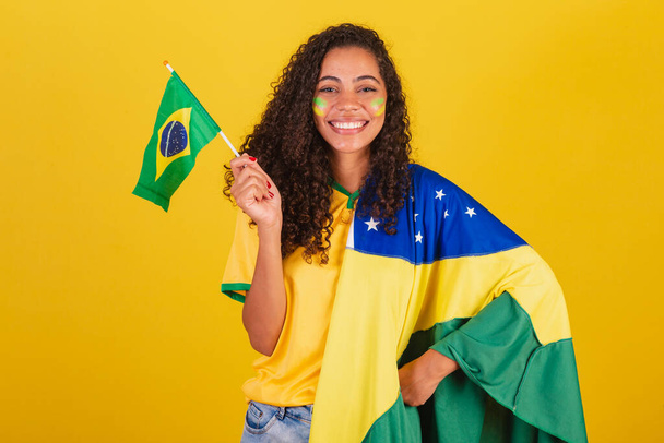 Young black Brazilian woman, soccer fan. waving flag, patriotic, nationalist. - Valokuva, kuva
