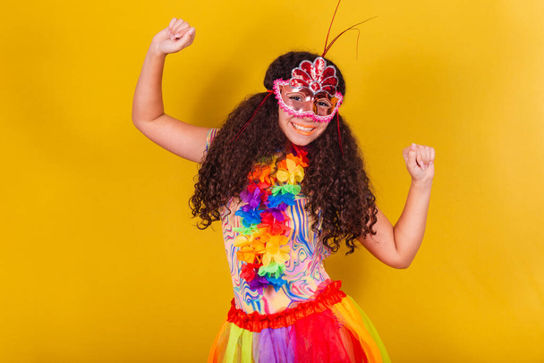 caucasian, brazilian girl dressed for carnival. dancing. - Foto, afbeelding