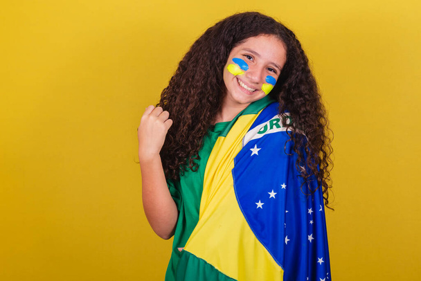 Brazilian, Caucasian girl, soccer fan, smiling, screaming yes, celebrating, partying, celebrating. - Fotografie, Obrázek