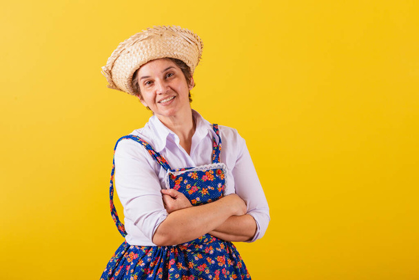 Mature woman dressed in typical Festa Junina clothes. Arms crossed, smiling. - Photo, Image