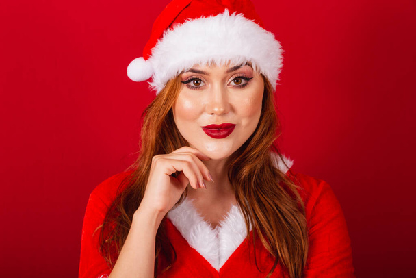 beautiful Brazilian red-haired woman, dressed in Christmas clothes, Santa Claus. close-up shot of the model's face. - Foto, immagini