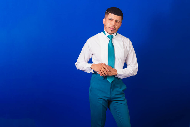 Brazilian black man, dressed in business clothes and blue tie. business man. Posing for a half body photo - Foto, immagini