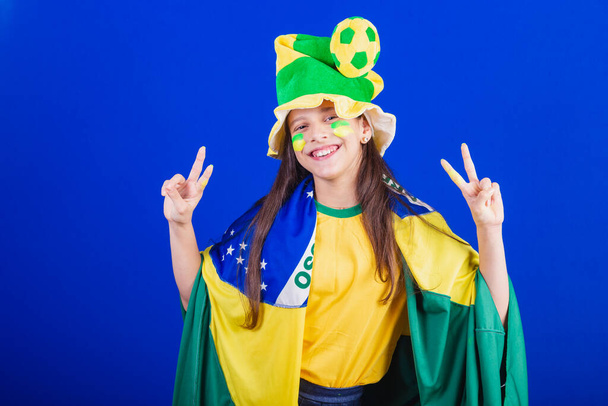young girl, soccer fan from Brazil. dressed in hat and flag. good Vibrations. - Foto, Imagen