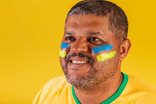 Brazilian black man, soccer fan from Brazil. close-up photo, exciting, smiling, look. - Foto, afbeelding