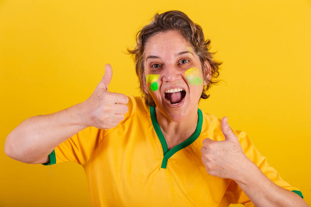 adult adult woman, brazil soccer fan, close-up photo, expression. like. - Foto, imagen
