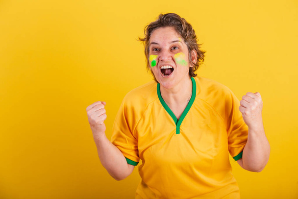 adult adult woman, soccer fan from brazil, cheering and screaming goal. - Fotoğraf, Görsel