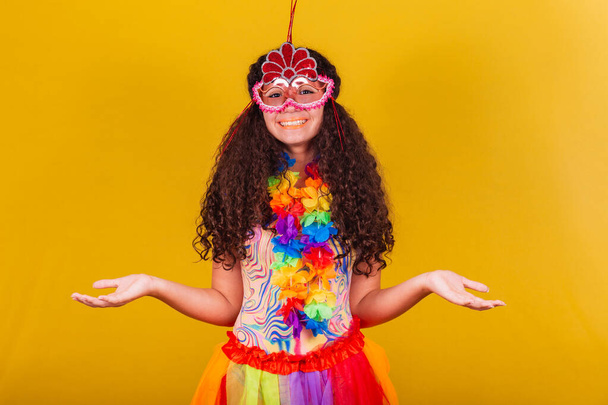 caucasian, brazilian girl dressed for carnival. welcome, open arms, receiving welcoming - Фото, зображення