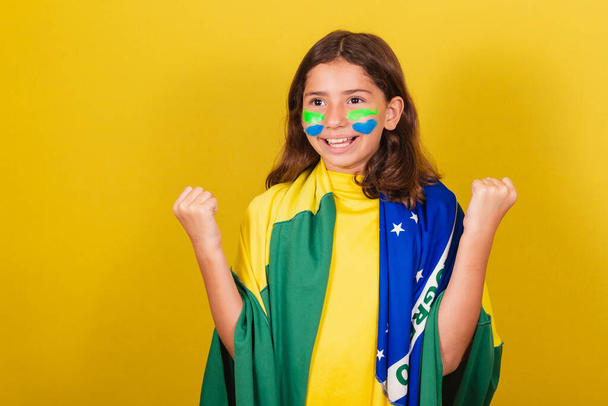 brazilian, caucasian child, soccer fan, celebrating, partying in world cup. - Foto, imagen