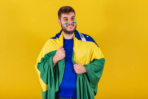 Caucasian man, soccer fan from Brazil, happy, smiling, extremely cheerful. - Foto, afbeelding