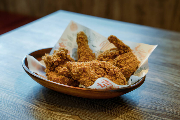 Crispy fried chicken from a restaurant - 写真・画像