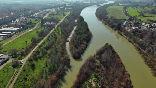 Vista aérea del horizonte de Córdoba, río Guadalquivir, Andalucía, España - Imágenes, Vídeo