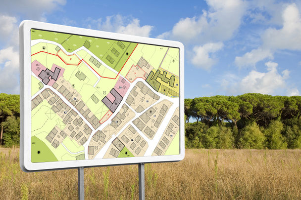 Werbetafel mit einem imaginären allgemeinen Stadtplan mit Hinweisen auf städtische Bestimmungsorte bebaubare Gebiete und Grundstück in ländlicher Umgebung - Foto, Bild