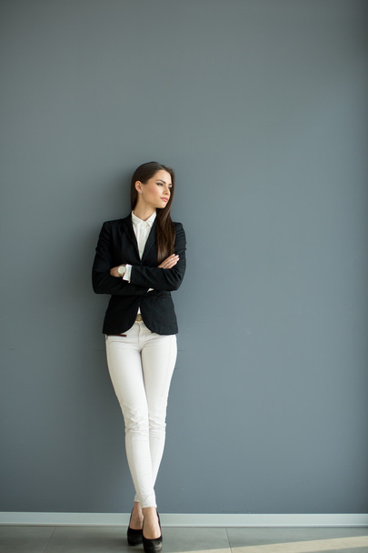 Young bussiness woman by the wall - Foto, Bild