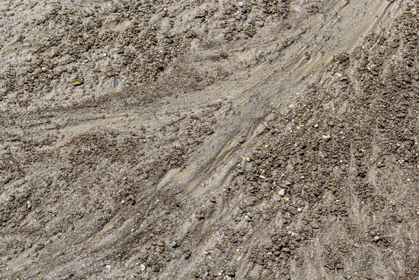 Грязная вымытая грунтовая дорога со следами воды весной. Внедорожник. - Фото, изображение