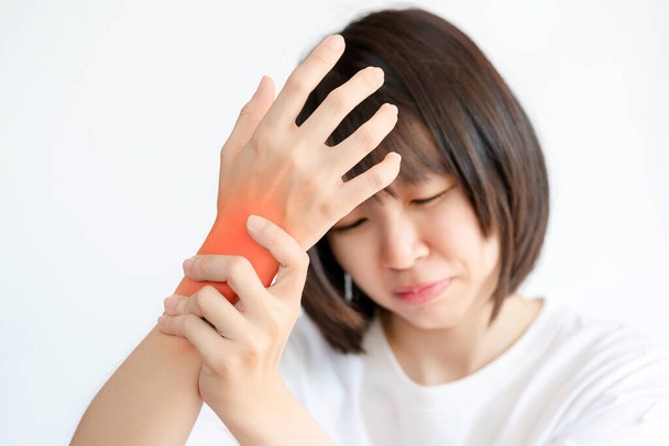 Žena s bolestí zápěstí způsobenou artritidou nebo kancelářskou prací. Pojetí zdravotních problémů. - Fotografie, Obrázek