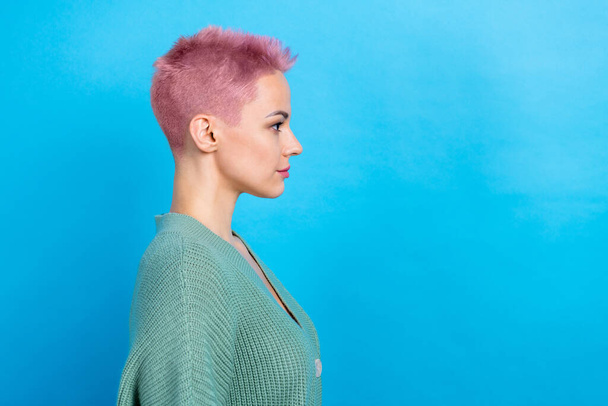Side profile photo of confident young woman wear green cardigan show her stylish hairdresser after salon isolated on blue color background. - Foto, Imagem