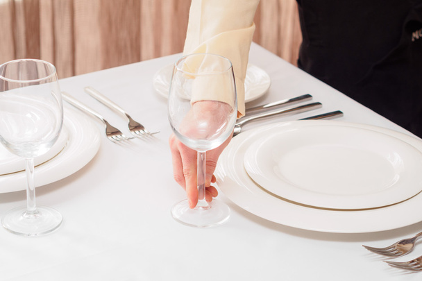 Szklanki i talerze na stole w restauracji. - Zdjęcie, obraz