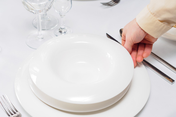 Sklenice a talíře na stole v restauraci. - Fotografie, Obrázek