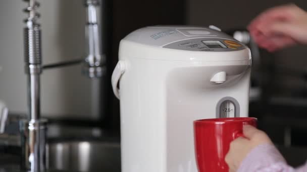 Zakenvrouw warm water knop te duwen op elektrische thermo pot voor het drinken van koffie - Video