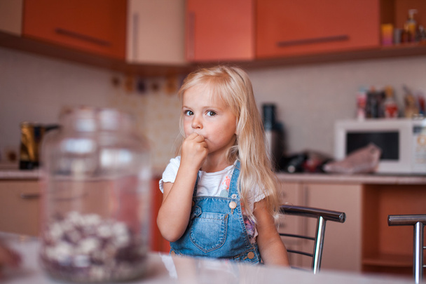 Lány a konyhában - Fotó, kép