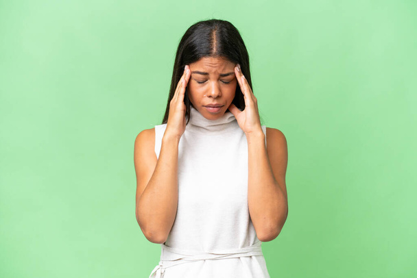 Mujer afroamericana joven sobre fondo aislado con dolor de cabeza - Foto, imagen