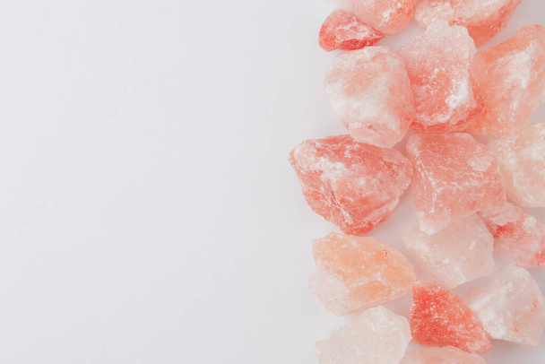 Pierres de cristal de quartz rose brut sur fond blanc avec espace de copie - Photo, image