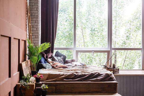 Ruskea kupit seistä kirjan puinen ikkunalaudalle huopa ja tyyny - Valokuva, kuva