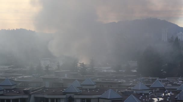 Nehéz füst érkező apartman komplexum tűz a Glen drive Coquitlam. - Felvétel, videó