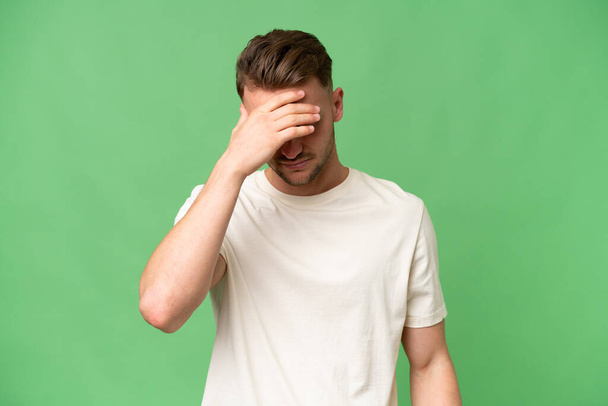 Giovane uomo caucasico bionda su sfondo isolato con mal di testa - Foto, immagini