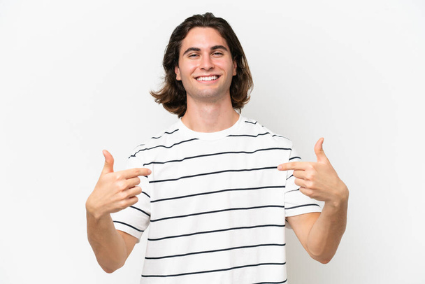 Junge gutaussehende Mann isoliert auf weißem Hintergrund stolz und selbstzufrieden - Foto, Bild