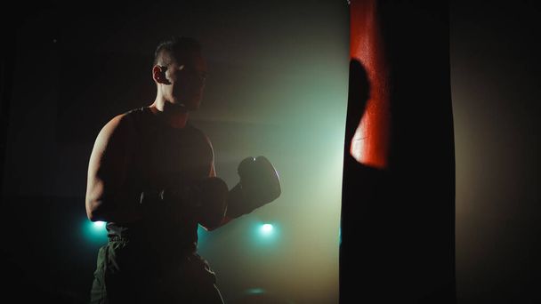 Boxer trainiert am Boxsack. - Foto, Bild