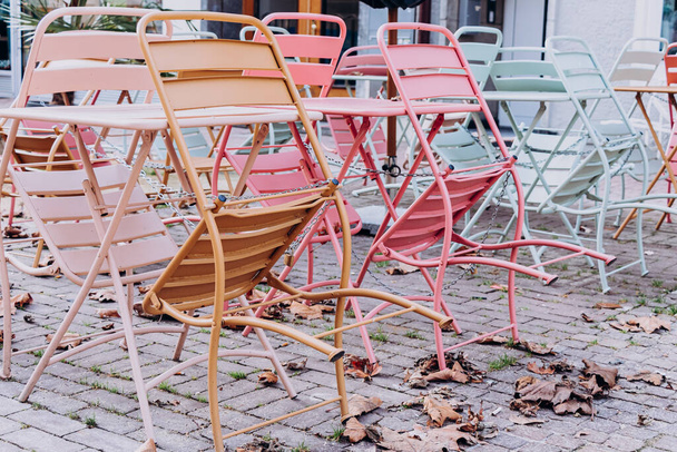 cadeiras coloridas de metal e mesas em um café de rua desempregado - Foto, Imagem