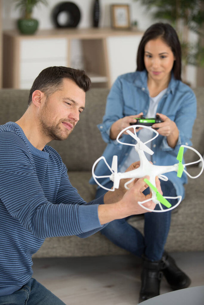 una coppia che suona con un piccolo drone quadrocopter - Foto, immagini