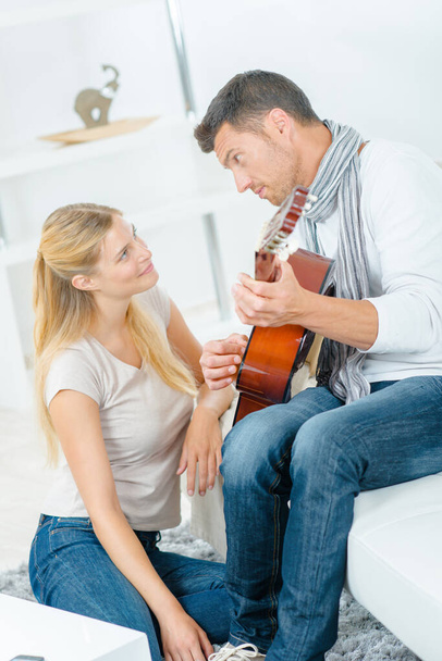 Tocando guitarra para sua esposa
 - Foto, Imagem