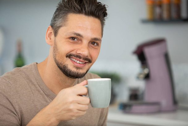 man drinking coffee at home in morning - Foto, Imagem