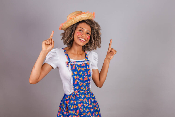 Young black Brazilian woman, with country clothes, dressed for Festa Junina. Saint John's festival. dancing, partying. - 写真・画像