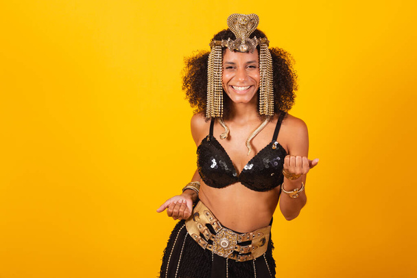 Beautiful Brazilian black woman, in Cleopatra carnival clothes, inviting with hands. - Foto, immagini
