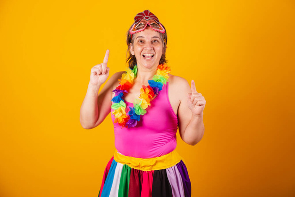 Adult woman in carnival clothes smiling at camera dancing. - Fotografie, Obrázek