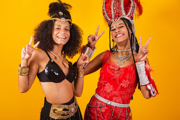 two Brazilian women friends, in carnival clothes. peace and love. - Foto, Bild