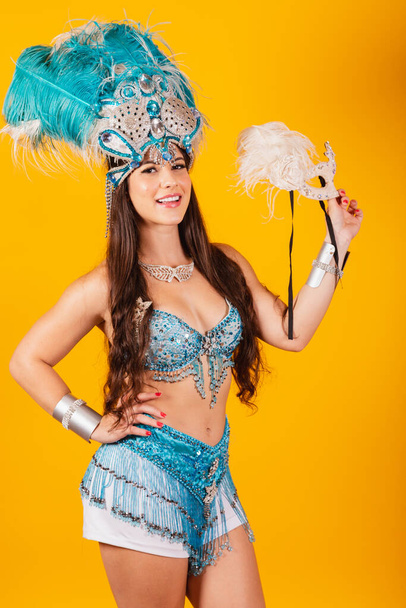 mujer brasileña con ropa de carnaval, foto vertical para uso móvil. - Foto, Imagen