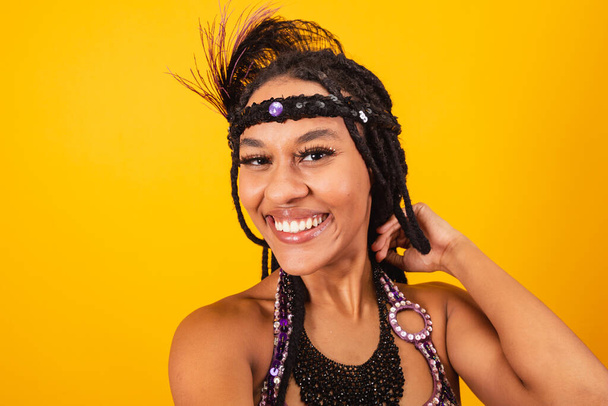 beautiful black Brazilian woman, in purple carnival clothes, taking self portrait. - Foto, Imagen
