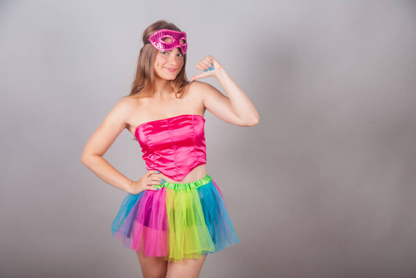 Brazilian blonde woman dressed in pink carnival clothes. mask, sign of dislike, negative. disapproval. - Fotografie, Obrázek