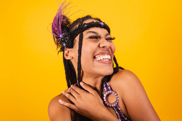 beautiful black Brazilian woman, in purple carnival clothes, taking self portrait. - Foto, Imagem